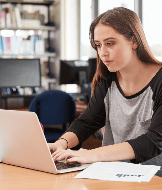 A student using quality academic transcript translation in Virginia, ensuring accurate translation for college applications.