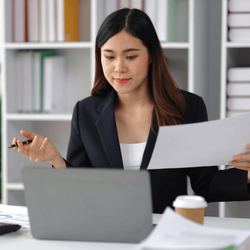 A translator providing expedited translation services in Virginia for urgent legal matters, meeting tight deadlines.